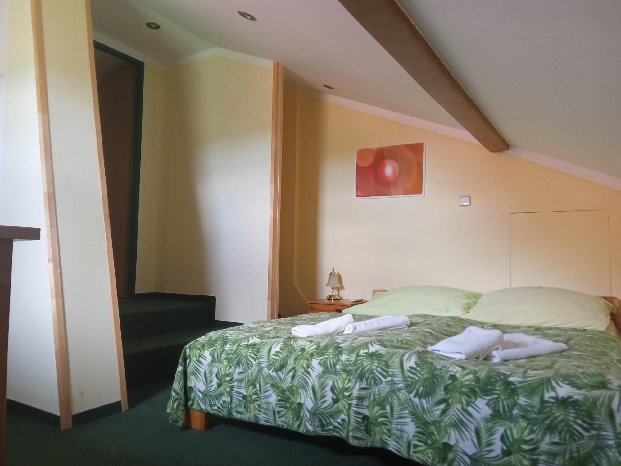 Hotel U Zeleneho Stromu - Zum Gruenen Baum 흐렌스코 외부 사진