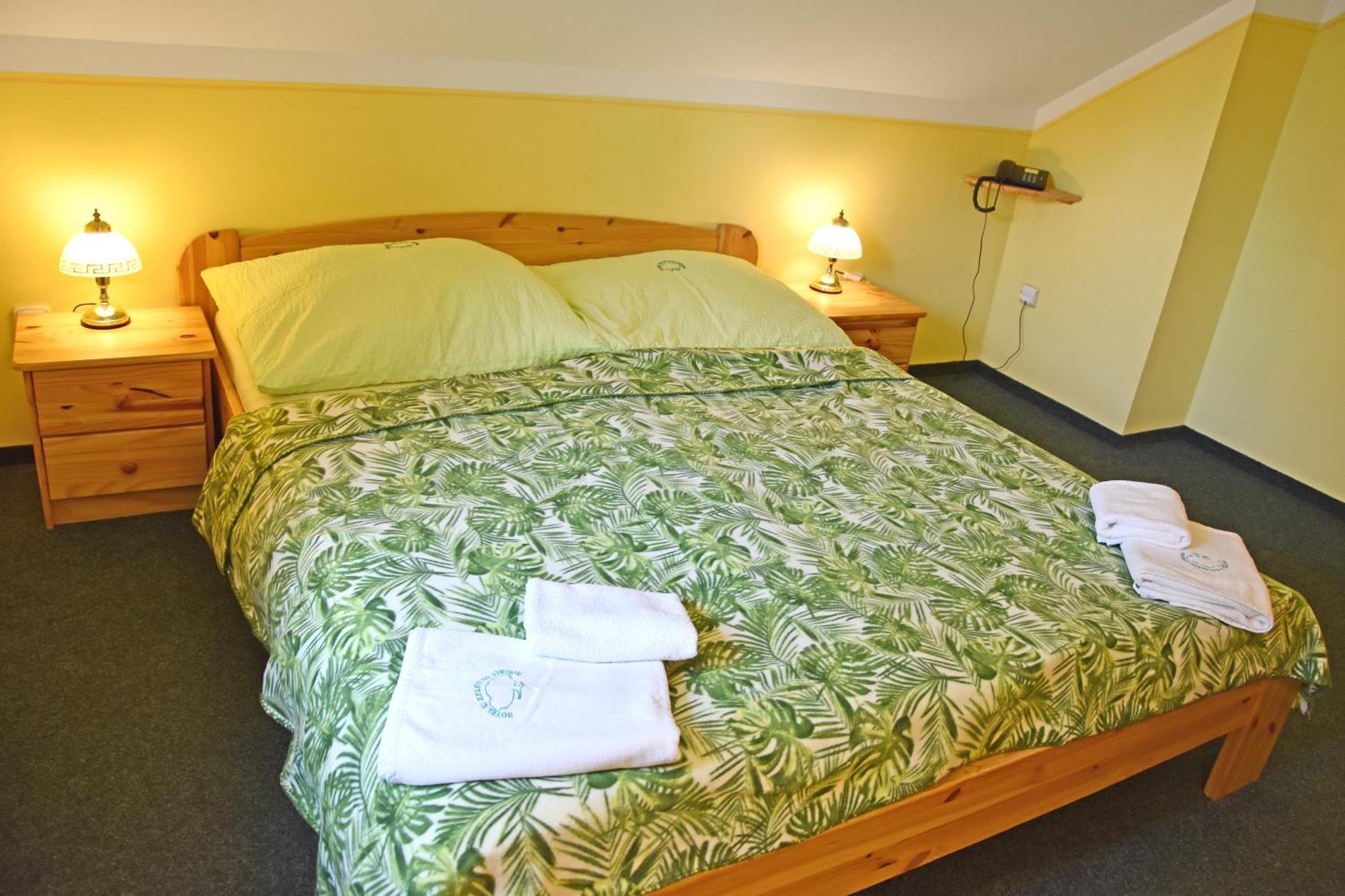 Hotel U Zeleneho Stromu - Zum Gruenen Baum 흐렌스코 외부 사진