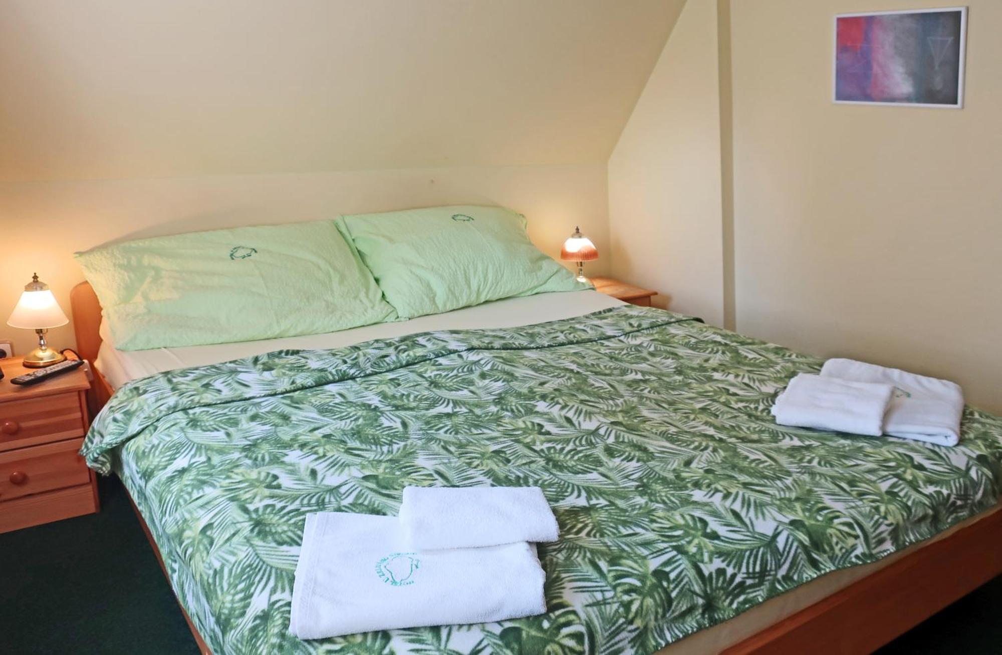 Hotel U Zeleneho Stromu - Zum Gruenen Baum 흐렌스코 외부 사진